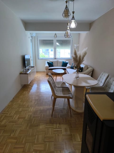 TV and multimedia, Living room, Seating area, Dining area