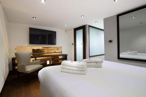 Bed, TV and multimedia, Photo of the whole room, Bedroom, towels