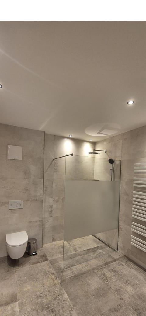 Shower, Toilet