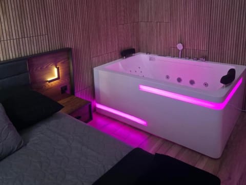 Bed, Hot Tub, Bedroom