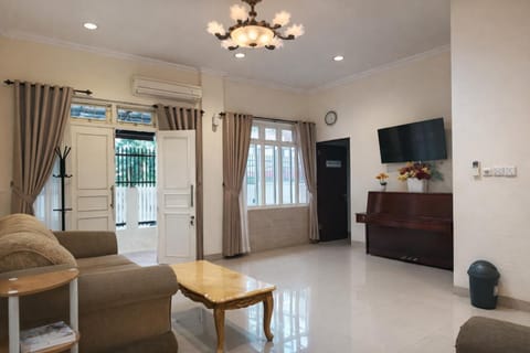 Communal lounge/ TV room, Game Room, TV and multimedia, Living room, Seating area, Evening entertainment, air conditioner