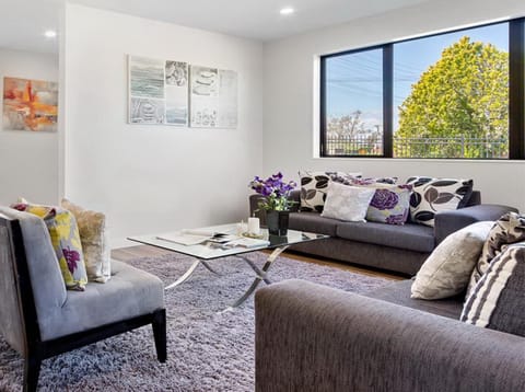 Parkside Elegance on Puoro St Near Shopping Centre House in Auckland