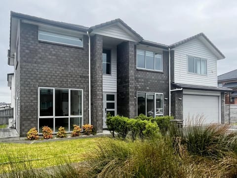 Parkside Elegance on Puoro St Near Shopping Centre House in Auckland