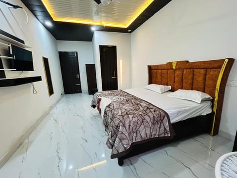 TV and multimedia, Photo of the whole room, Bedroom