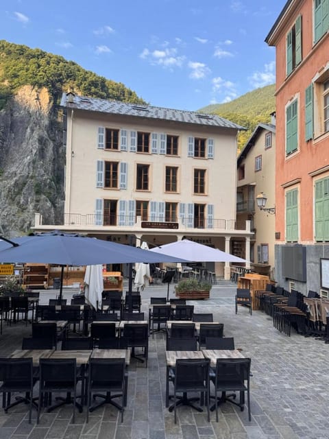 Restaurant/places to eat, Balcony/Terrace