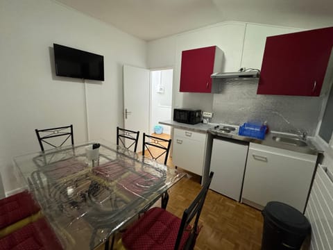 Kitchen or kitchenette, Dining area