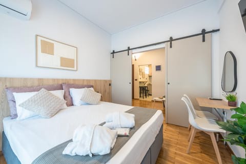 Bed, TV and multimedia, Bedroom, towels, air conditioner