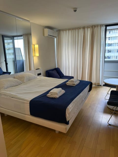 Bed, Living room, Photo of the whole room, Seating area, Bedroom, towels