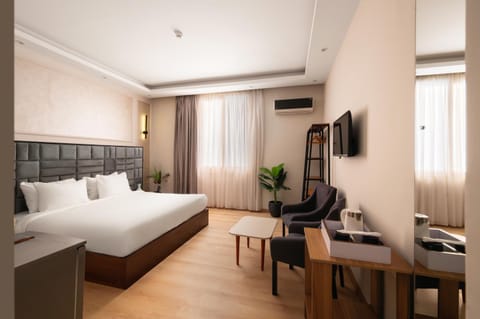 Communal lounge/ TV room, Bed, TV and multimedia, Living room, Photo of the whole room, Seating area, Evening entertainment, Bedroom, hair dresser, air conditioner