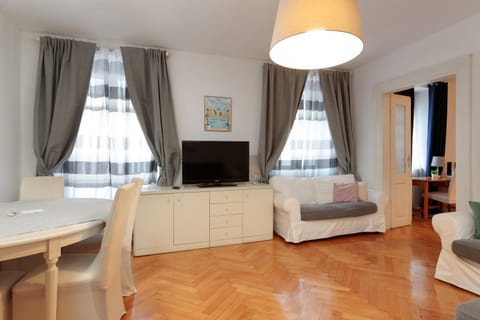 Communal lounge/ TV room, Bed, TV and multimedia, Living room, Photo of the whole room, Seating area, Evening entertainment, Bedroom