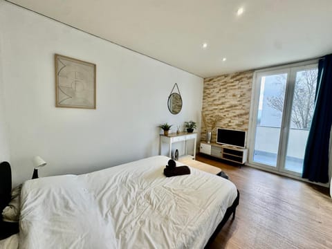 Bed, TV and multimedia, Photo of the whole room, Bedroom