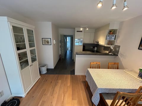 Kitchen or kitchenette, Dining area, minibar, oven, stove