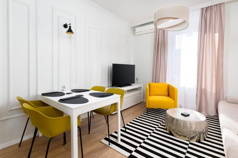 TV and multimedia, Seating area, Dining area