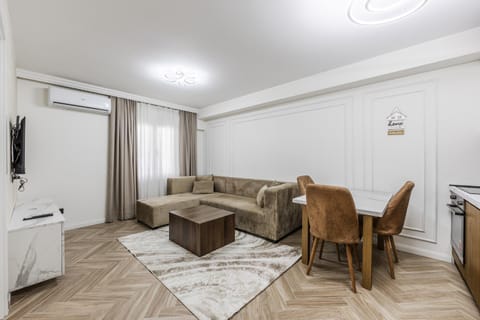 Kitchen or kitchenette, Living room, Seating area, Dining area