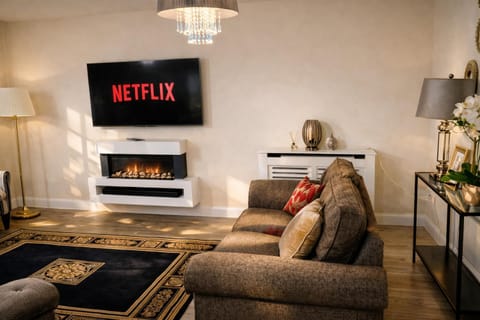 Communal lounge/ TV room, TV and multimedia, Living room, Seating area