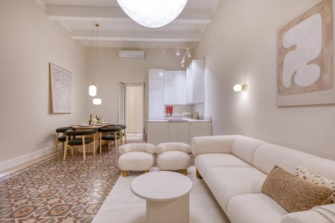 Luxury traditional 3 bedroom apartment with balcony and sea view LDEM1-6 Apartment in Valletta