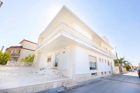 Property building, Communal lounge/ TV room, Day, Street view