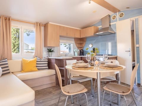 Kitchen or kitchenette, Seating area, Dining area