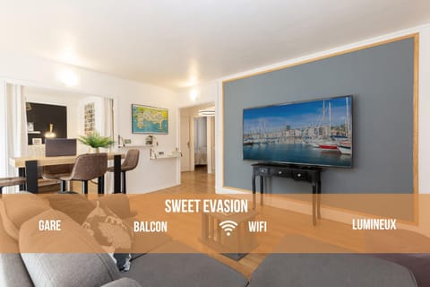 Communal lounge/ TV room, TV and multimedia, Living room, Seating area, Dining area, Evening entertainment, Text overlay