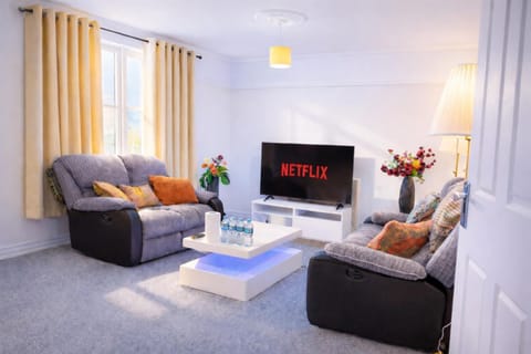Communal lounge/ TV room, TV and multimedia, Living room, Seating area, Evening entertainment