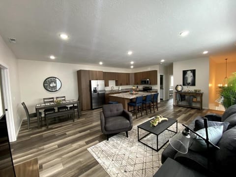 TV and multimedia, Kitchen or kitchenette, Living room, Seating area, Dining area, oven