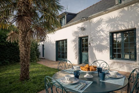 Property building, Patio, Day, Garden, Balcony/Terrace, Dining area, Garden view