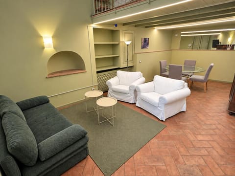 Communal lounge/ TV room, TV and multimedia, Dining area
