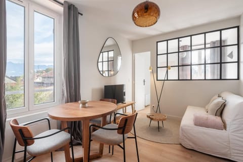 Bed, TV and multimedia, Living room, Photo of the whole room, Seating area, Dining area, Bedroom