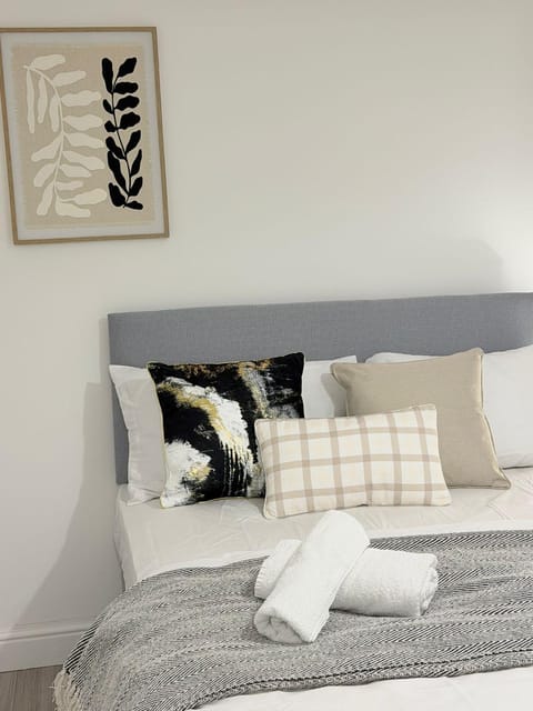 Bed, Bedroom, towels