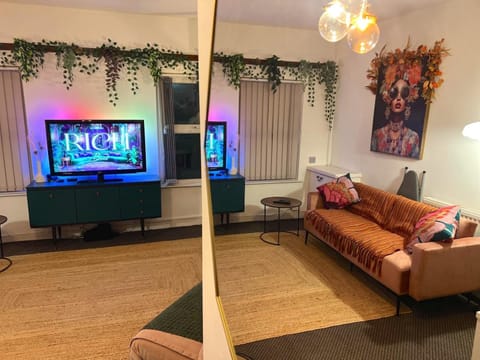 TV and multimedia, Living room, Seating area, Evening entertainment