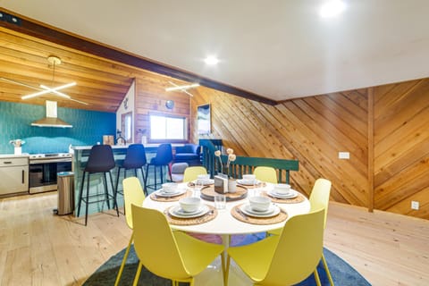 2 Mi to Eagle Lodge! Multi-Level Haven with Hot Tub House in Mammoth Lakes