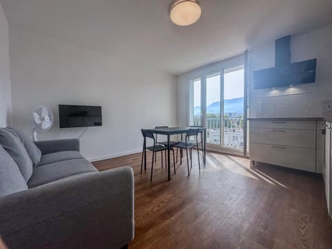 Communal lounge/ TV room, TV and multimedia, Kitchen or kitchenette, Living room, Seating area, Dining area, Evening entertainment