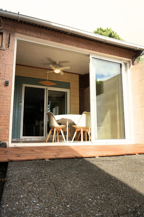 Facade/entrance, Day, Balcony/Terrace, Dining area