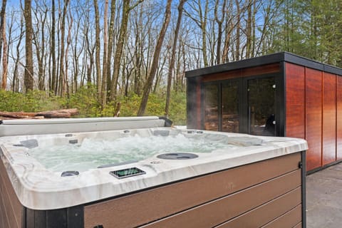 Hot Tub Sauna Spacious Backyard Luxury House in Hickory Run State Park