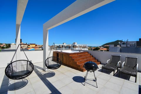 Hot Tub, Seating area