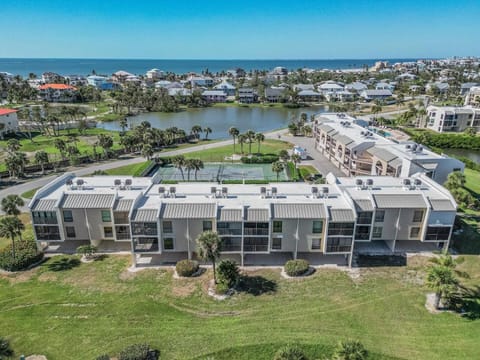 Bayview Bliss Near the Beach with Resort Amenities & Sunroom - Serenity by the Shore House in Estero Island