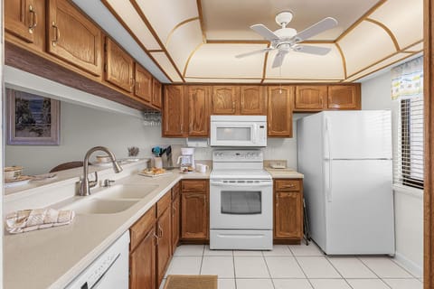 Bayview Bliss Near the Beach with Resort Amenities & Sunroom - Serenity by the Shore House in Estero Island