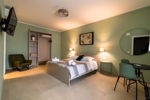 Bed, TV and multimedia, Photo of the whole room, Bedroom