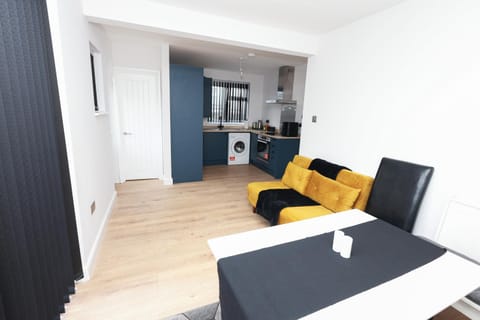 Kitchen or kitchenette, Seating area