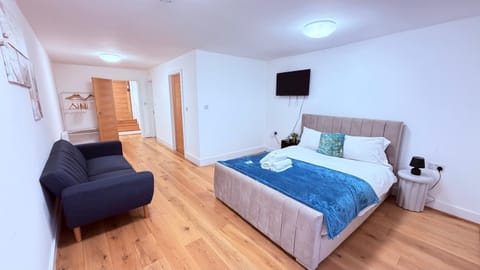 Bed, Photo of the whole room, Seating area
