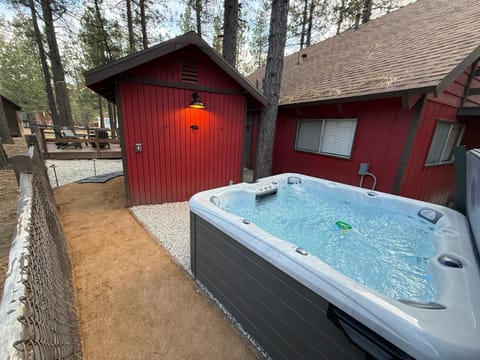 Willow Bear Lodge: Shuttle Stop Pet-Friendly, Walk to the Lake | Book Your Big Bear Stay! House in Big Bear