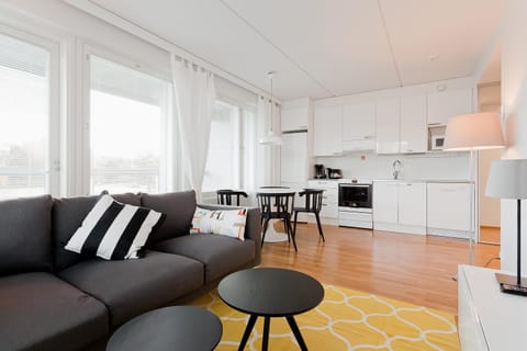 Coffee/tea facilities, Kitchen or kitchenette, Living room, Seating area, Dining area