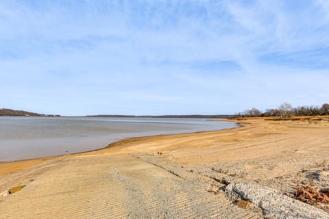 Steps to Lake Eufaula Family Home with Deck and Yard House in Longtown
