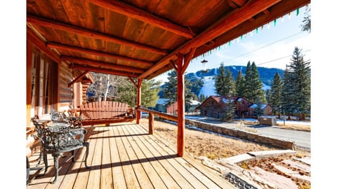 Patio, Day, Neighbourhood, Natural landscape, Winter, Balcony/Terrace, Seating area, Mountain view