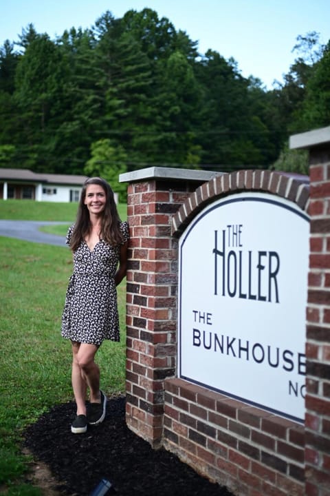 Property building, Spring, People, Property logo or sign, Logo/Certificate/Sign, Street view, group of guests