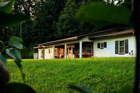 Property building, Day, Natural landscape, Garden, Garden view