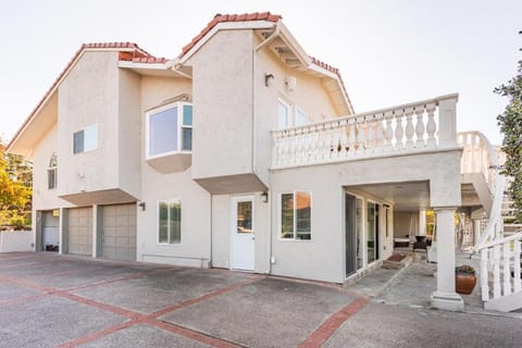 Independent Unit in Luxury Hillsborough Retreat Pool, Hot Tub and Views Apartment in Hillsborough