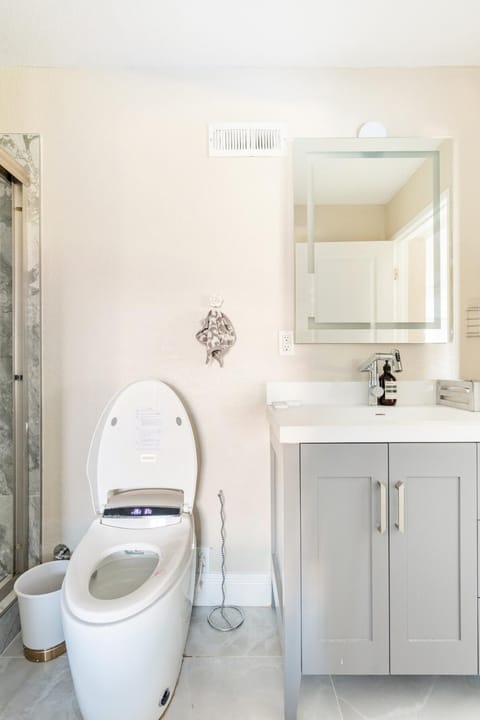 Shower, Toilet, Bathroom, bidet, towels