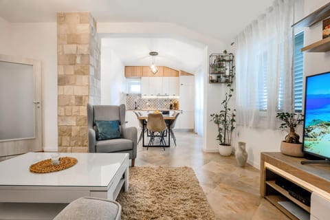 TV and multimedia, Living room, Seating area, Dining area, Evening entertainment