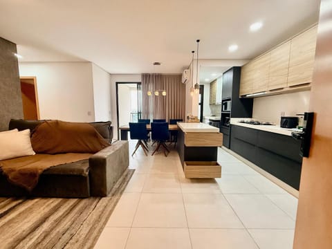 TV and multimedia, Kitchen or kitchenette, Living room, Seating area, Dining area, stove